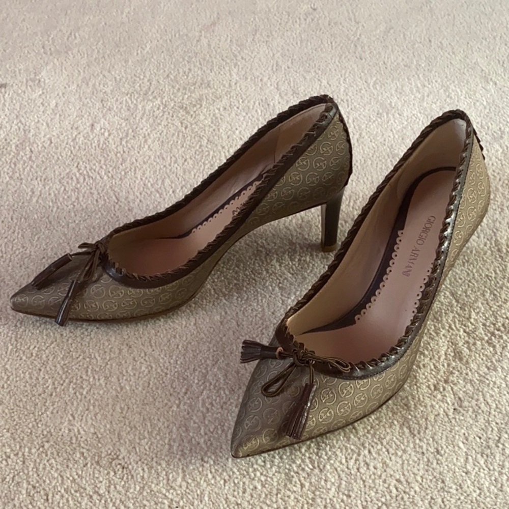 Giorgio Armani logo printed Leather Tassel Pumps